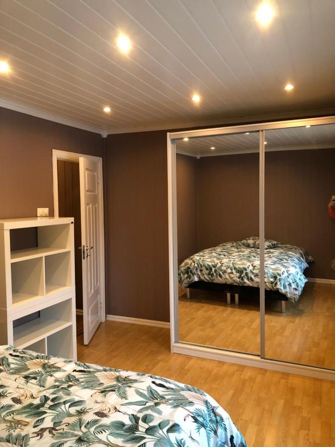Den Gule Huset Apartment Lyngdal Exterior foto