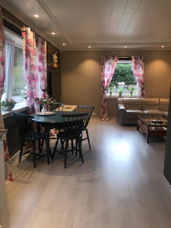 Den Gule Huset Apartment Lyngdal Exterior foto